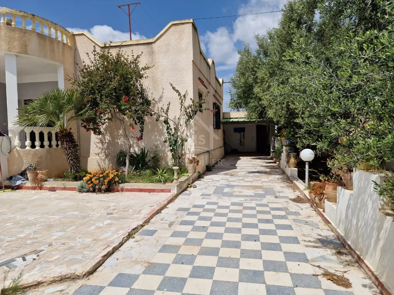 Une villa S+3 avec garage et jardin à vendre à Birbouregba 51355351