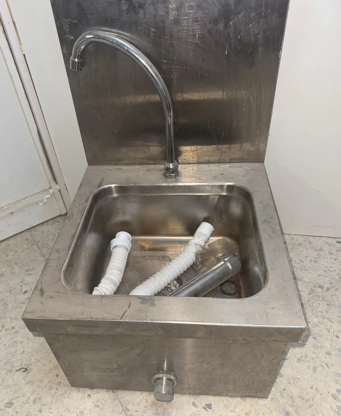 LAVE-MAINS COMMANDE AU GENOU avec mélangeureau