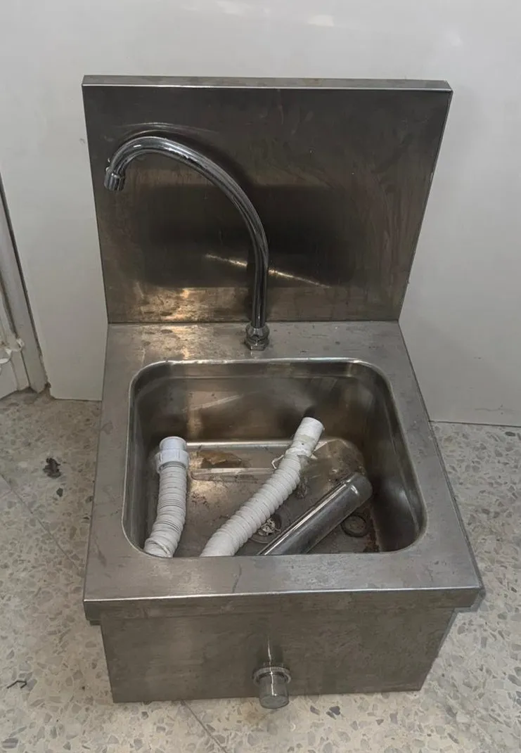 LAVE-MAINS COMMANDE AU GENOU avec mélangeureau