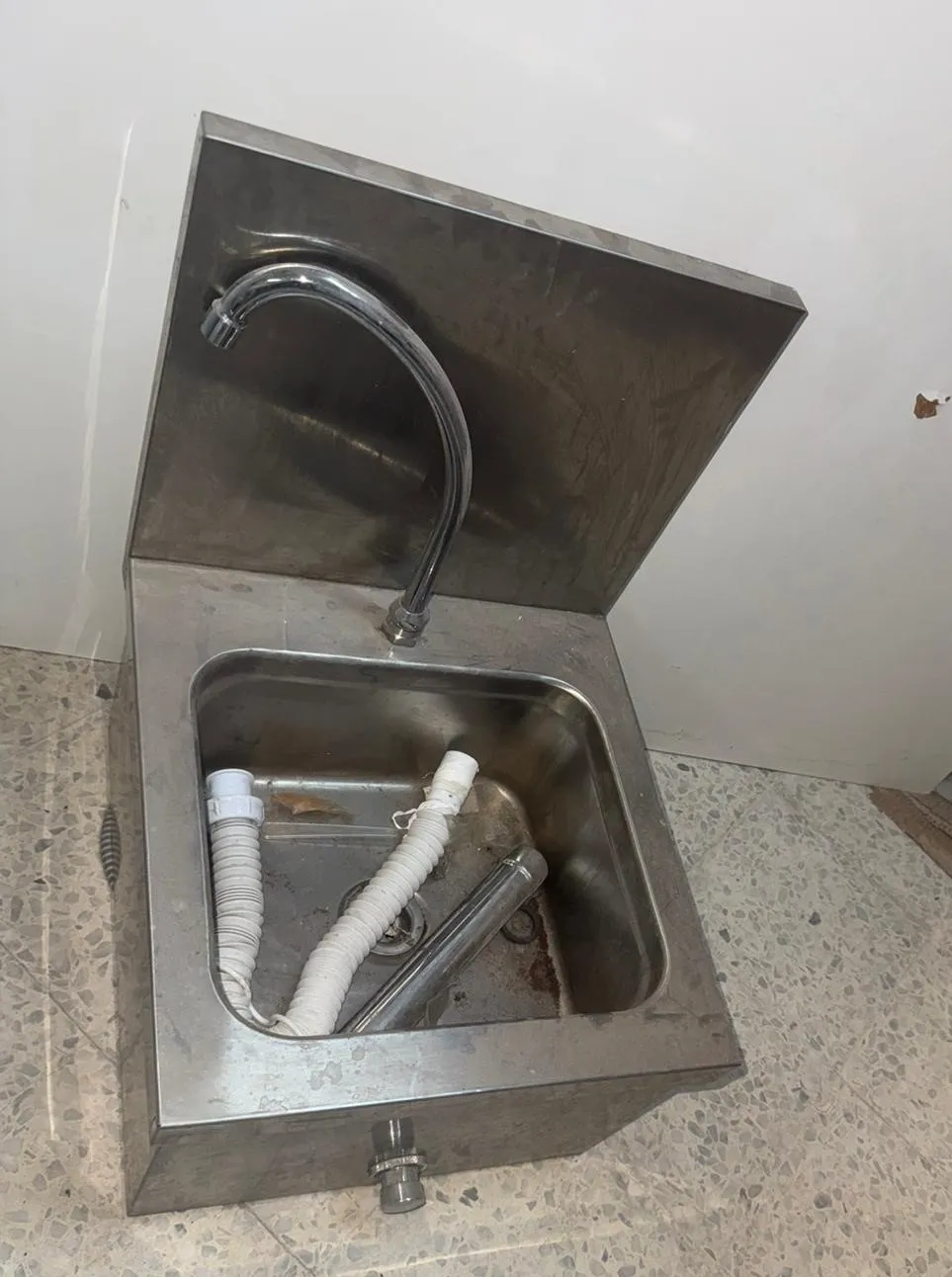 LAVE-MAINS COMMANDE AU GENOU avec mélangeureau