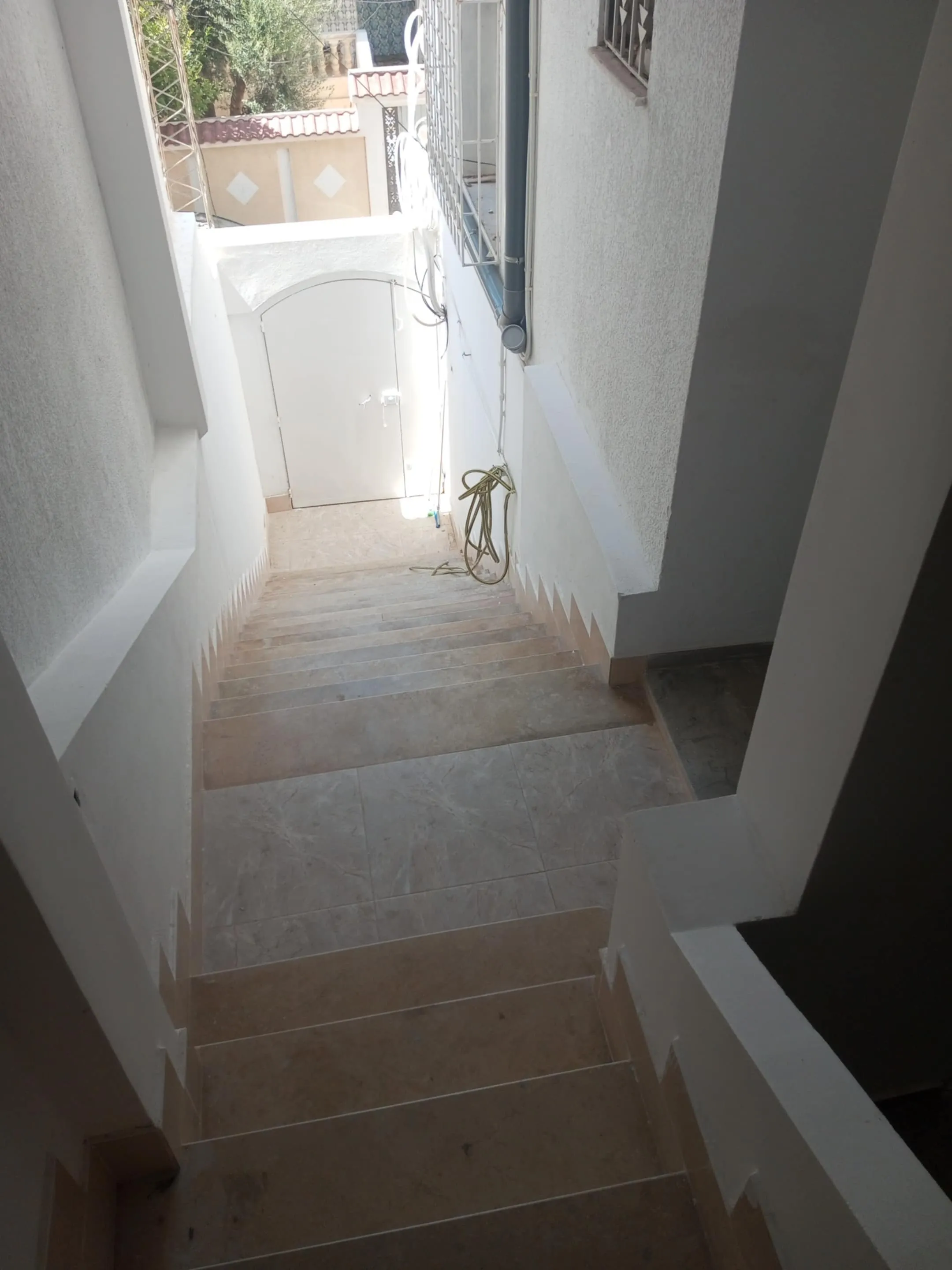  un appartement s+2 haut standing au 2éme étage a louer situé a khaznadar