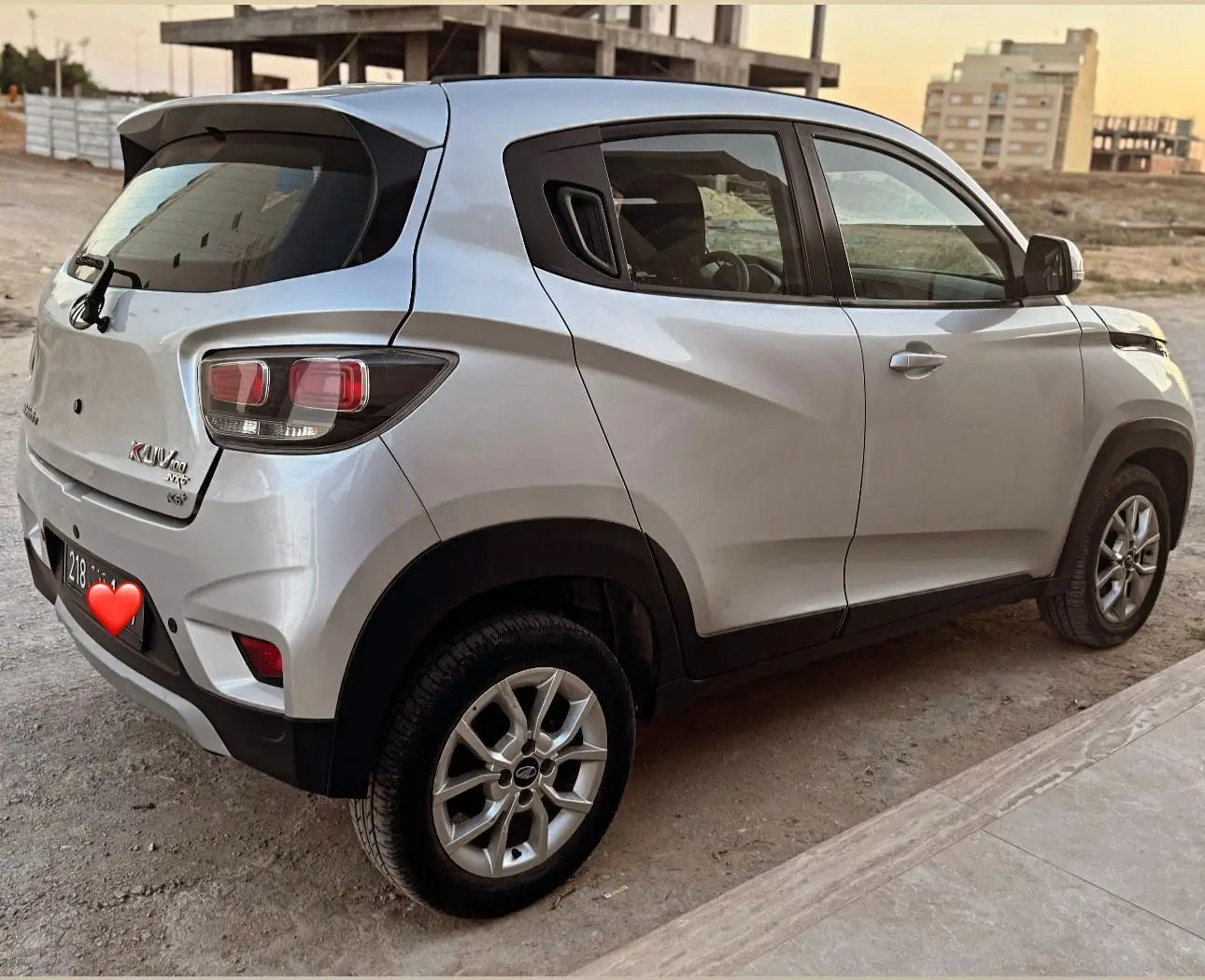 Mahindra kuv 100 k6+