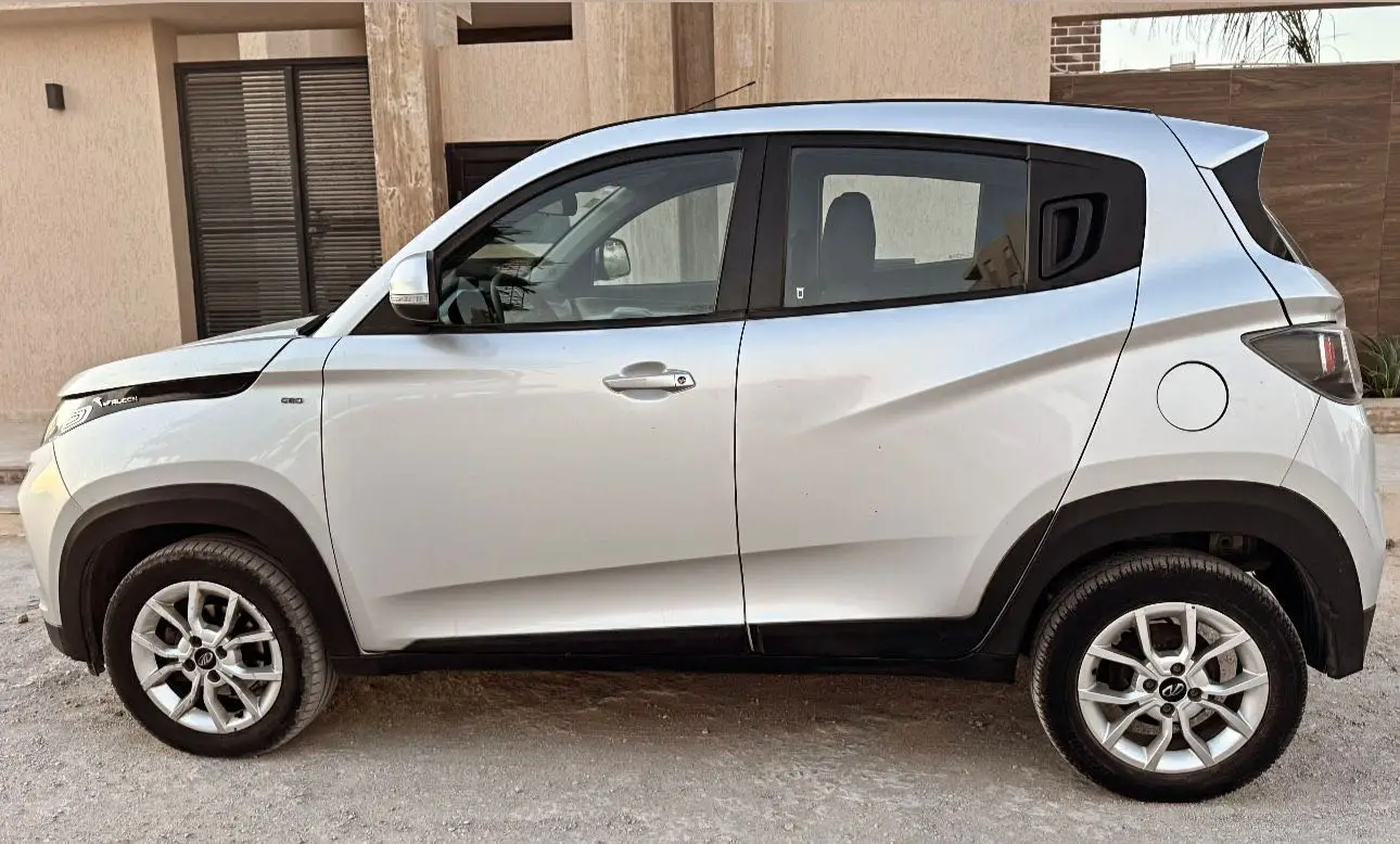 Mahindra kuv 100 k6+