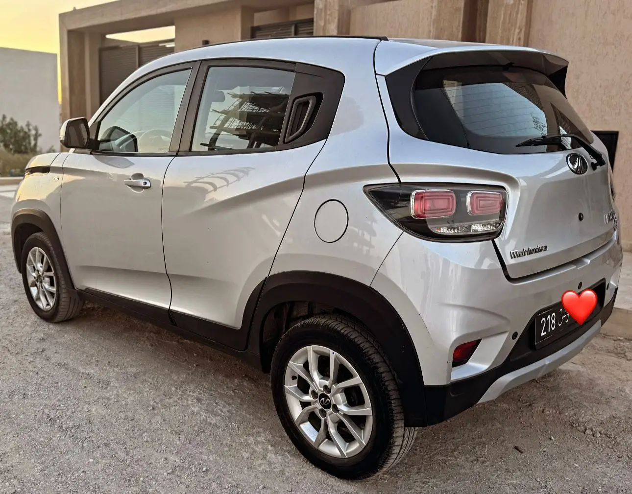 Mahindra kuv 100 k6+