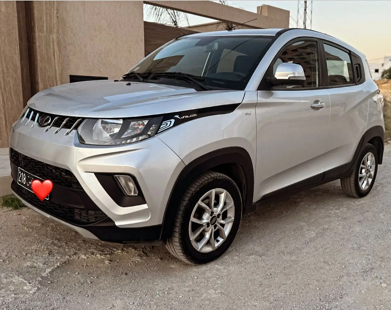 Mahindra kuv 100 k6+