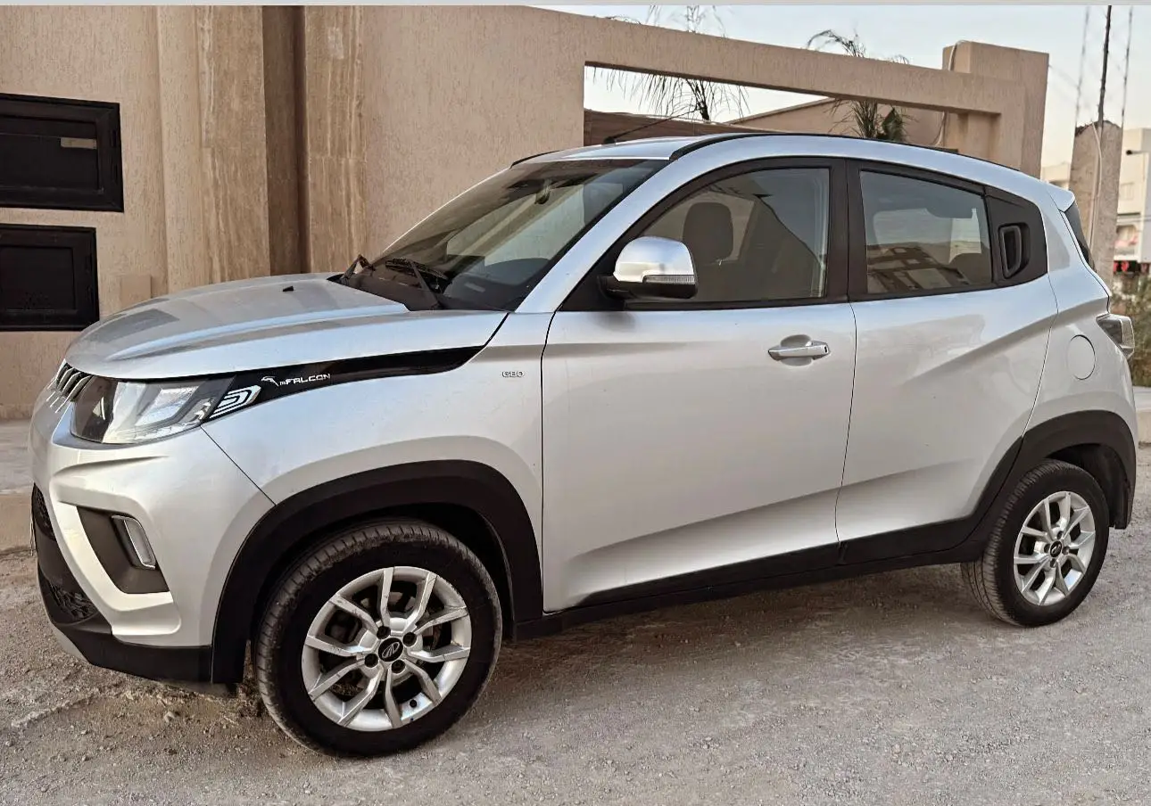 Mahindra kuv 100 k6+