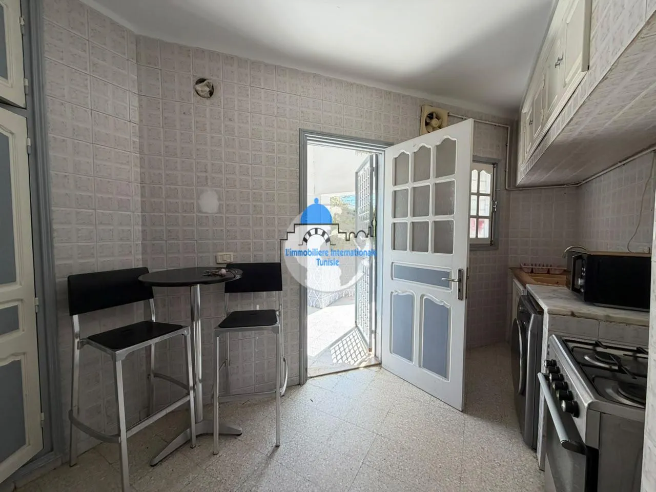 Appartement S+3 meublé situé au rez-de-chaussée à Khzema