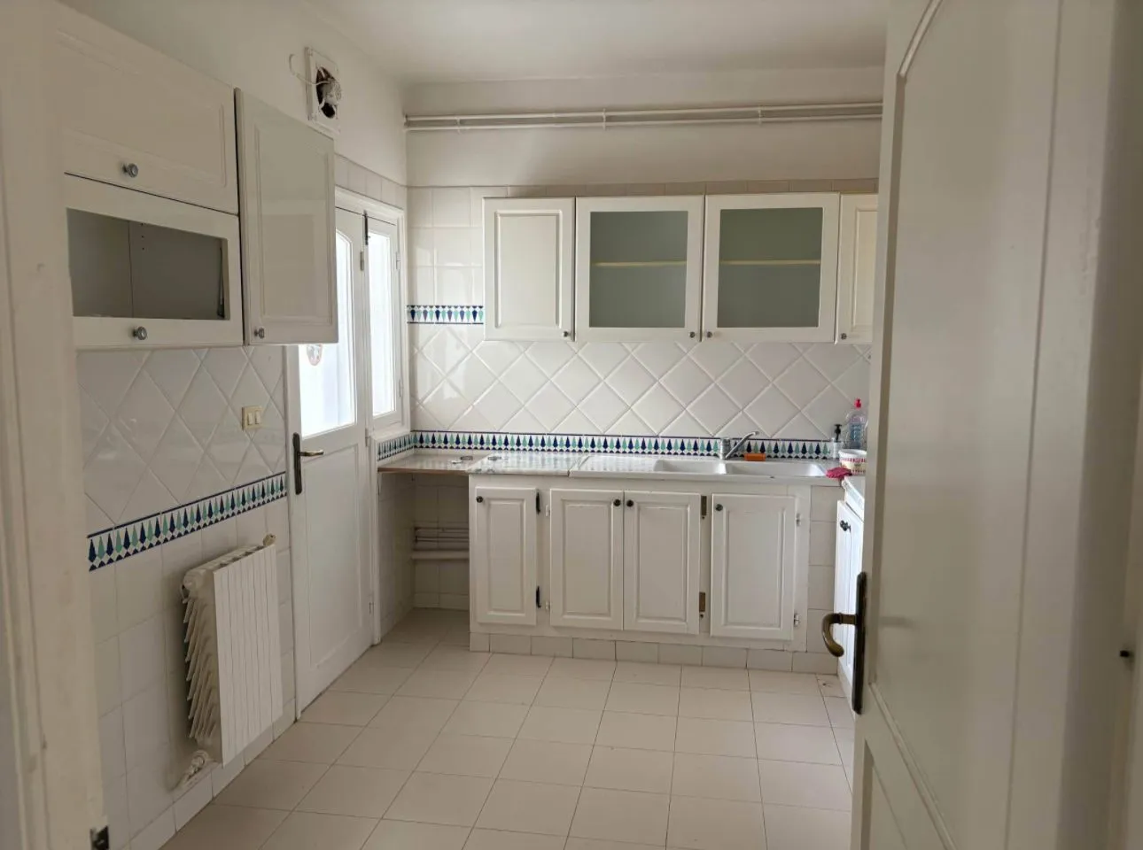 un appartement s+2 vide au 2éme étage a louer a Manouba a coté station Abou Baker Erazi