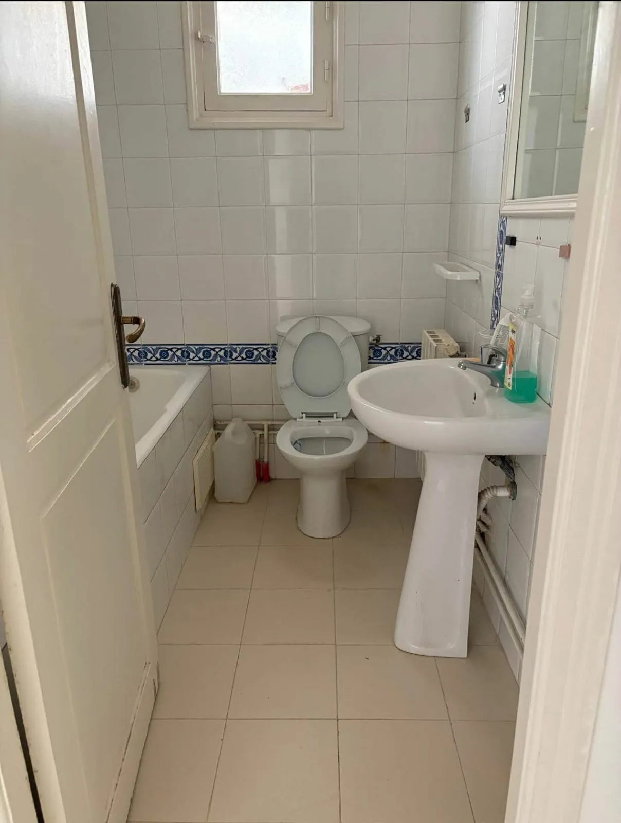 un appartement s+2 vide au 2éme étage a louer a Manouba a coté station Abou Baker Erazi