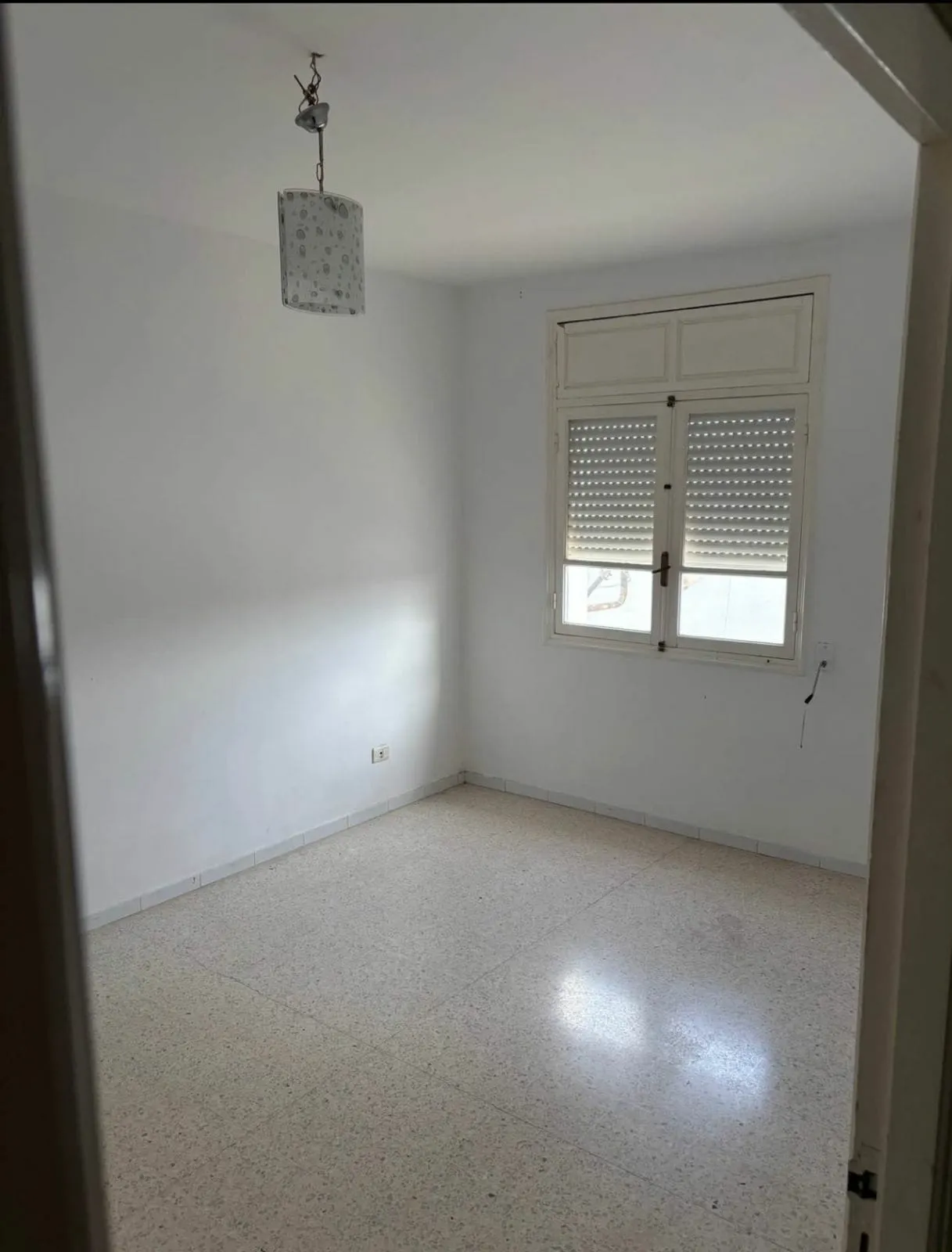 un appartement s+2 vide au 2éme étage a louer a Manouba a coté station Abou Baker Erazi