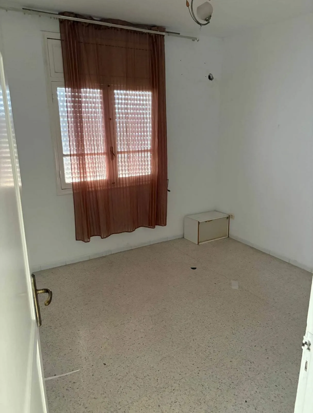 un appartement s+2 vide au 2éme étage a louer a Manouba a coté station Abou Baker Erazi