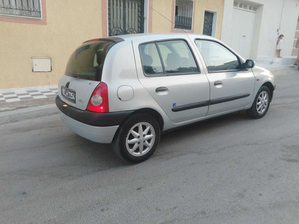 Clio bombé  essence 