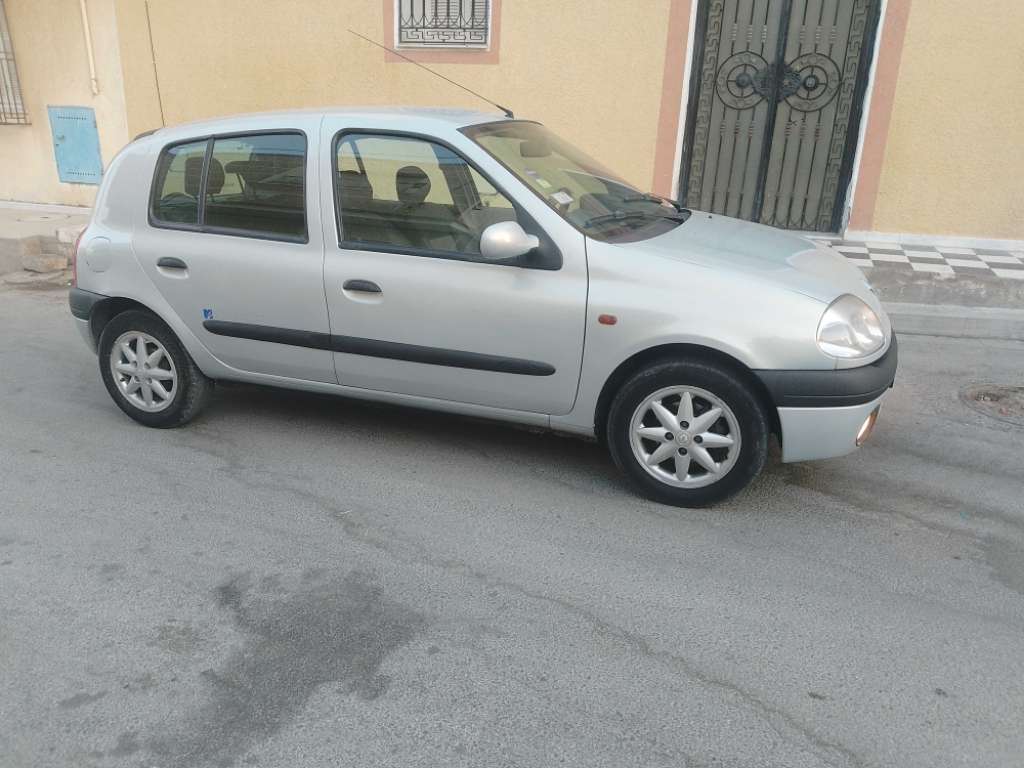 Clio bombé  essence 
