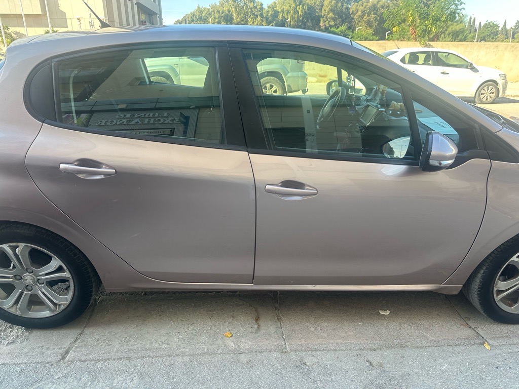 Peugeot 208 à vendre en très bon état