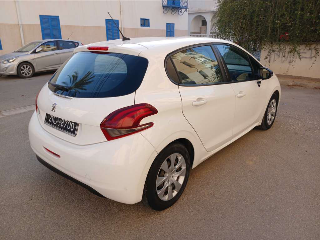 PEUGEOT 208 1er main ESSENCE Tel 24 313 594 