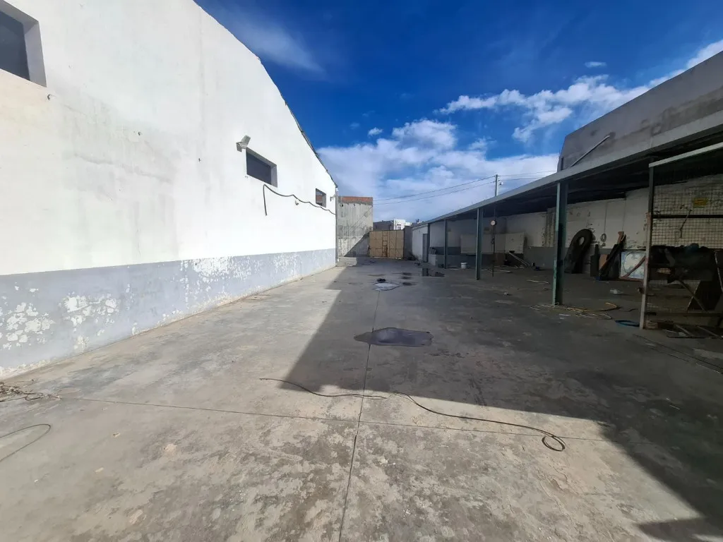 Dépôt 500 m² plus cour 400 m² Oudhna