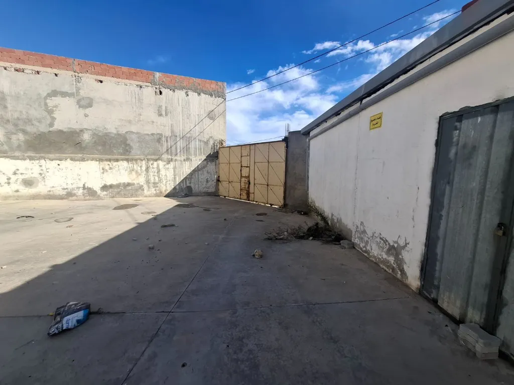 Dépôt 500 m² plus cour 400 m² Oudhna