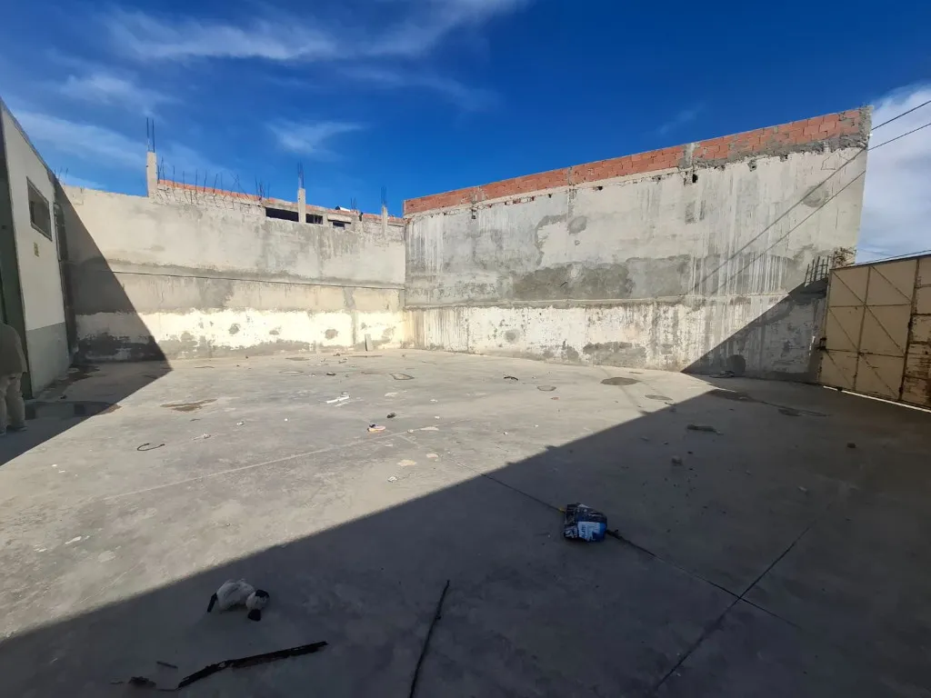 Dépôt 500 m² plus cour 400 m² Oudhna