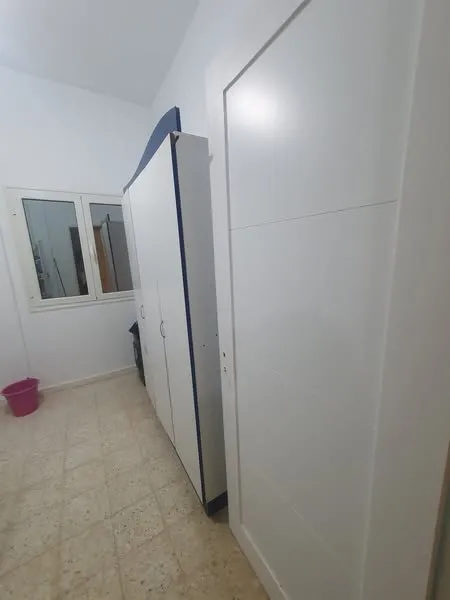  etage de villa S+3 semi meublé situé Manar 1 côté qlinique vétérinaire