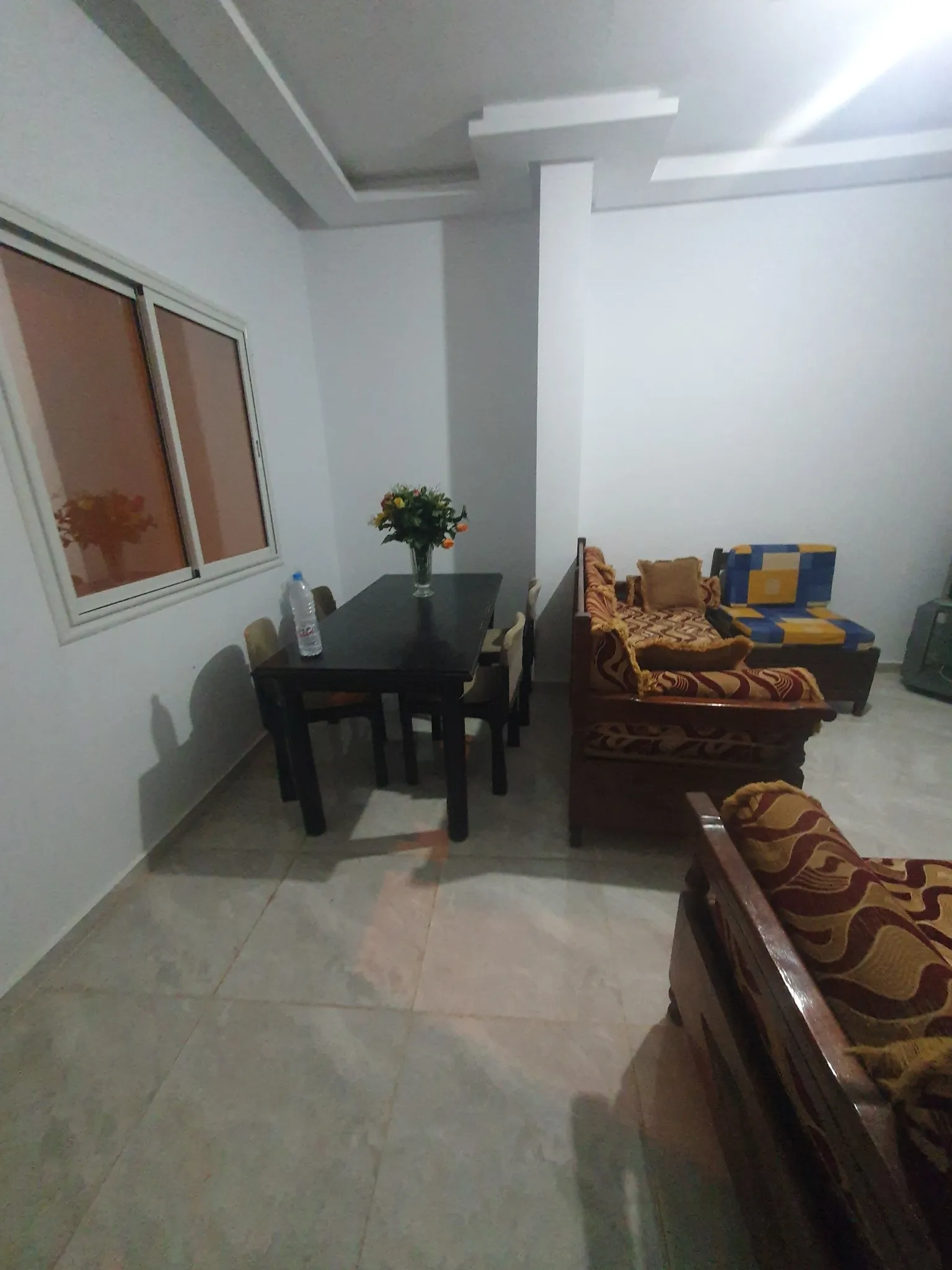  etage de villa S+3 semi meublé situé Manar 1 côté qlinique vétérinaire