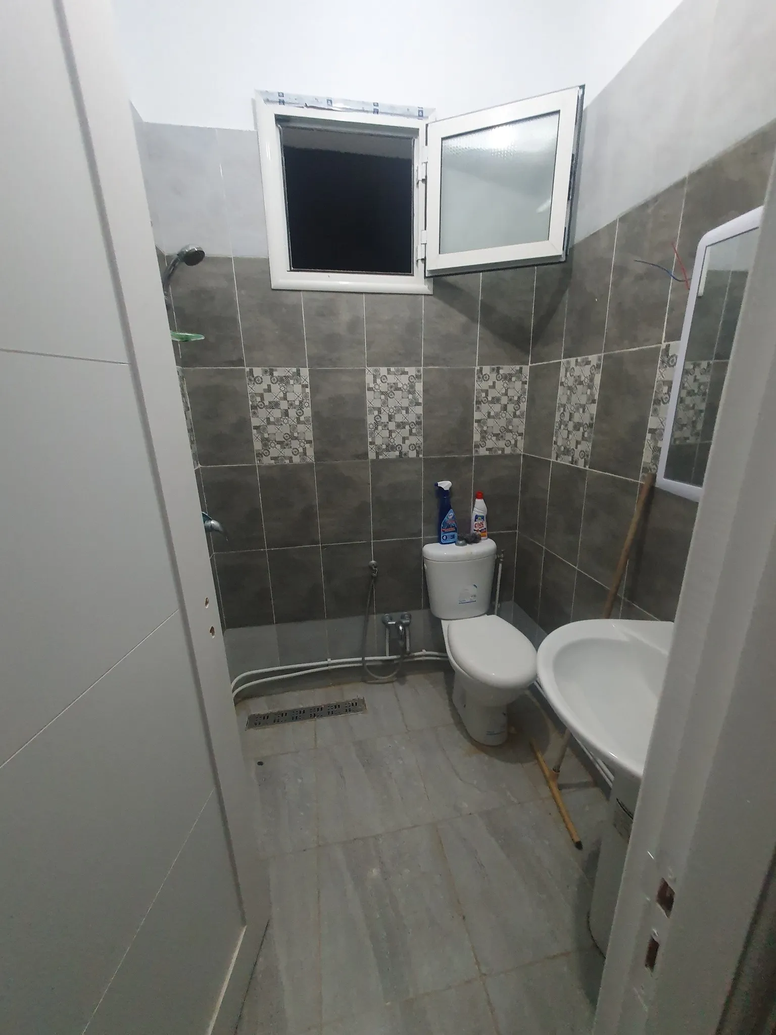  etage de villa S+3 semi meublé situé Manar 1 côté qlinique vétérinaire
