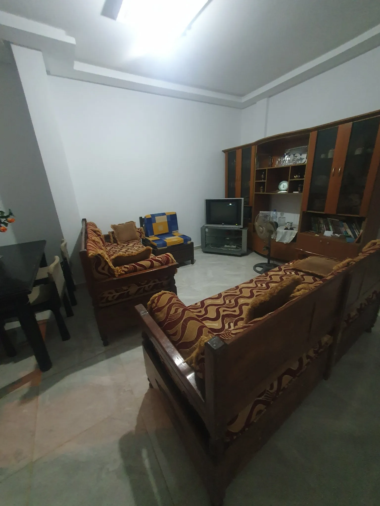 etage de villa S+3 semi meublé situé Manar 1 côté qlinique vétérinaire