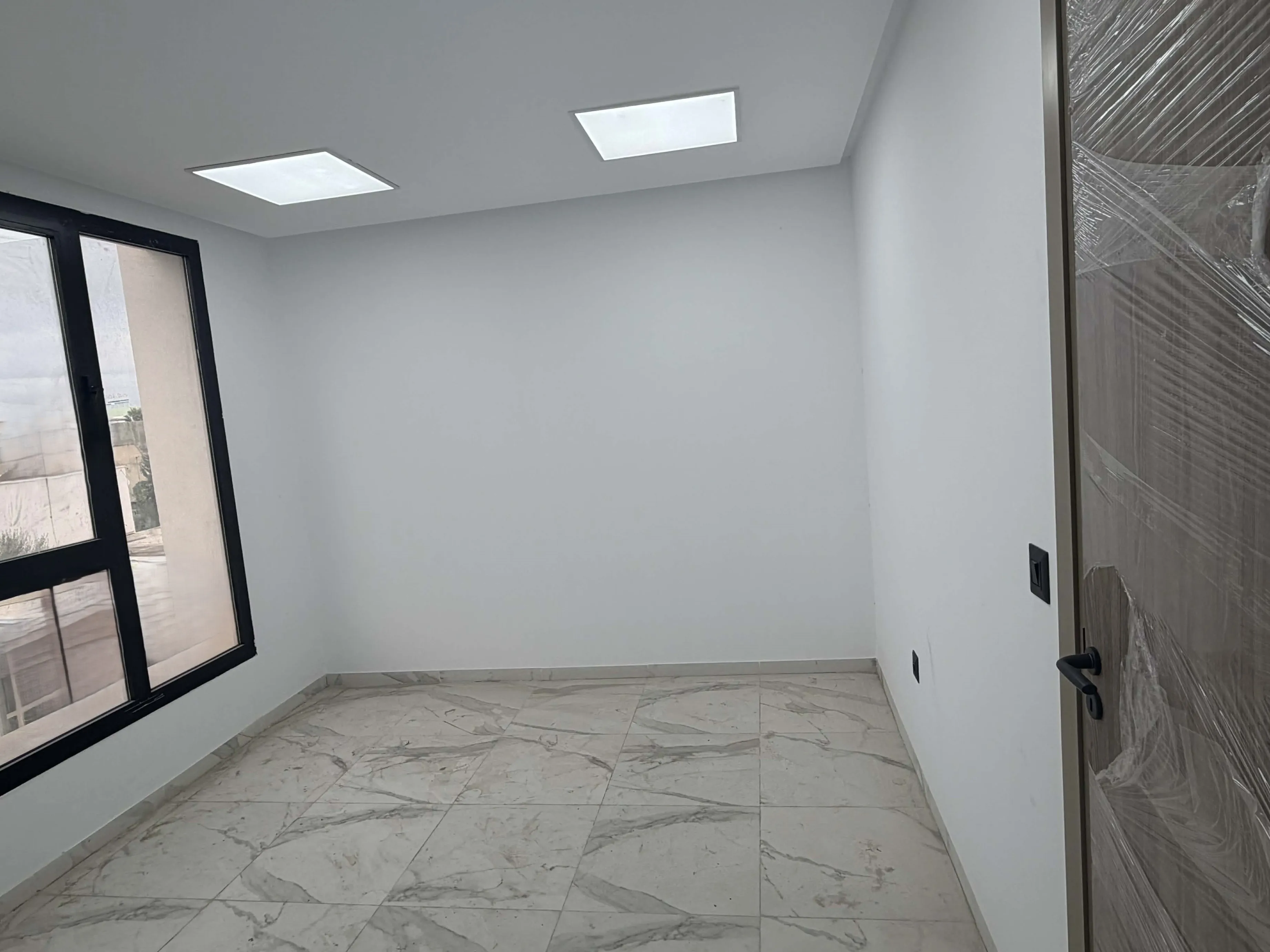 🔴⚫️ BUREAUX À LOUER – LAOUINA (H+1)