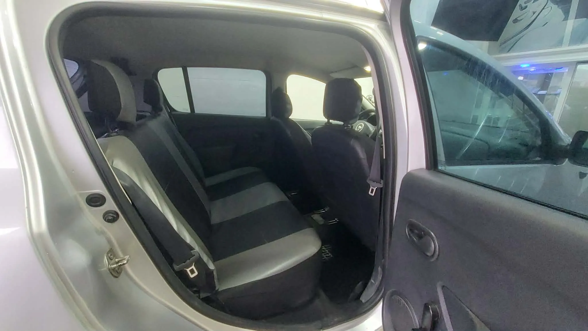 Dacia Sandero - 2015 - Tel 98479647