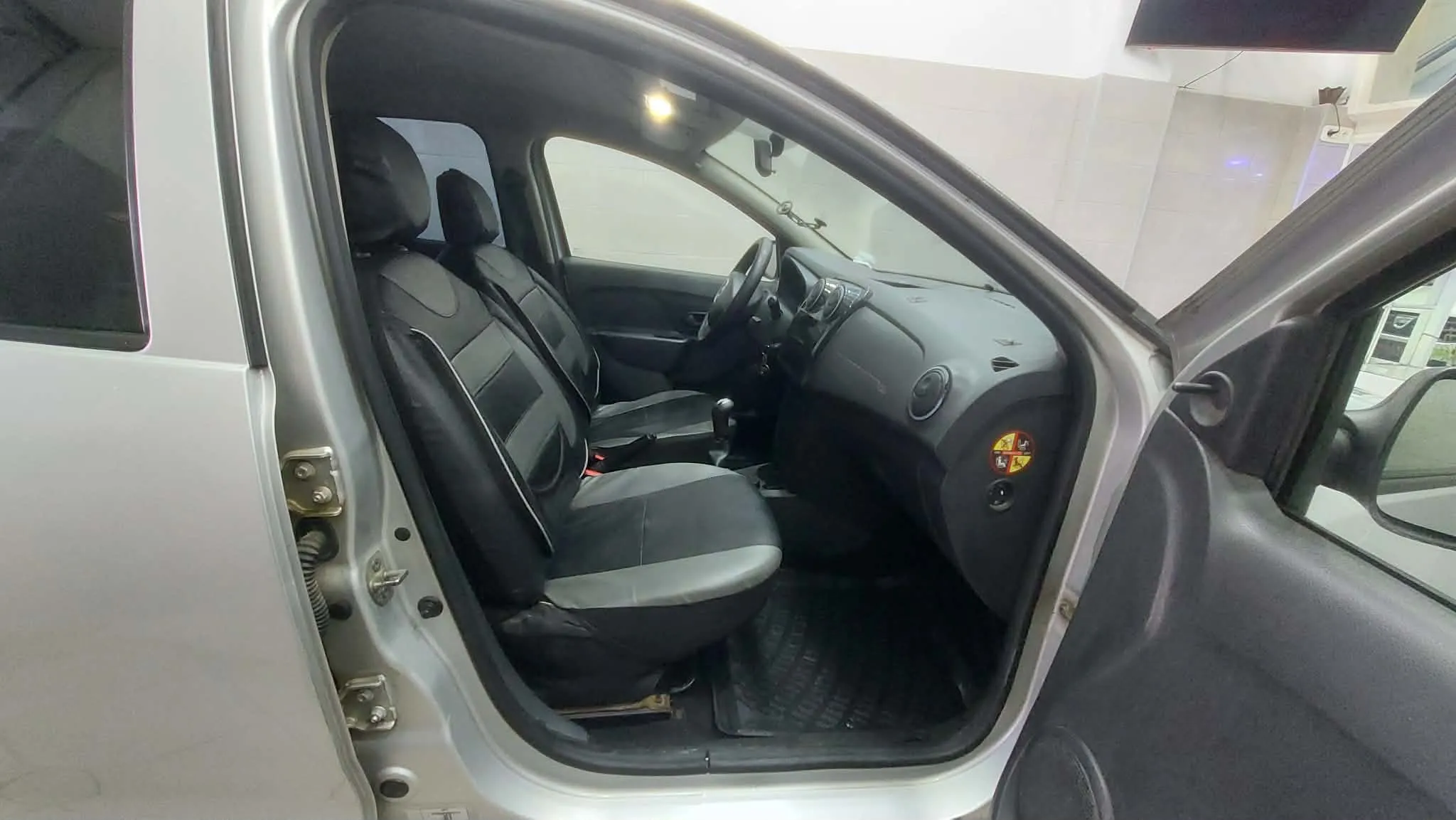 Dacia Sandero - 2015 - Tel 98479647