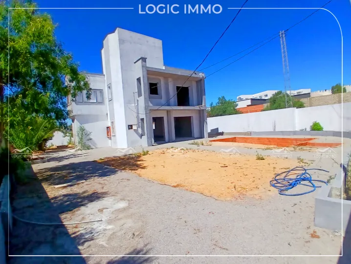 A vendre une villa S+3 inachevée située à basbaseya Hammamet 