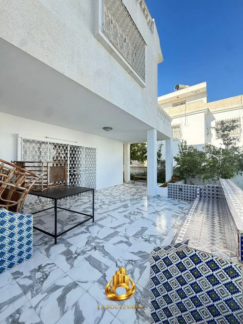 A vendre villa Duplex S+5 en face Hôtel Sindbad , Hammamet Nord 