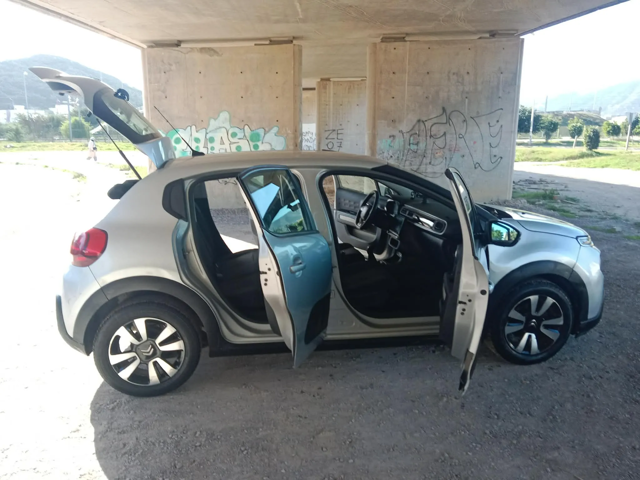 A vendre c3 essence 4 cv  29 MD modèle 2017 tt option mechia 126.000 km   tél 27.870.290