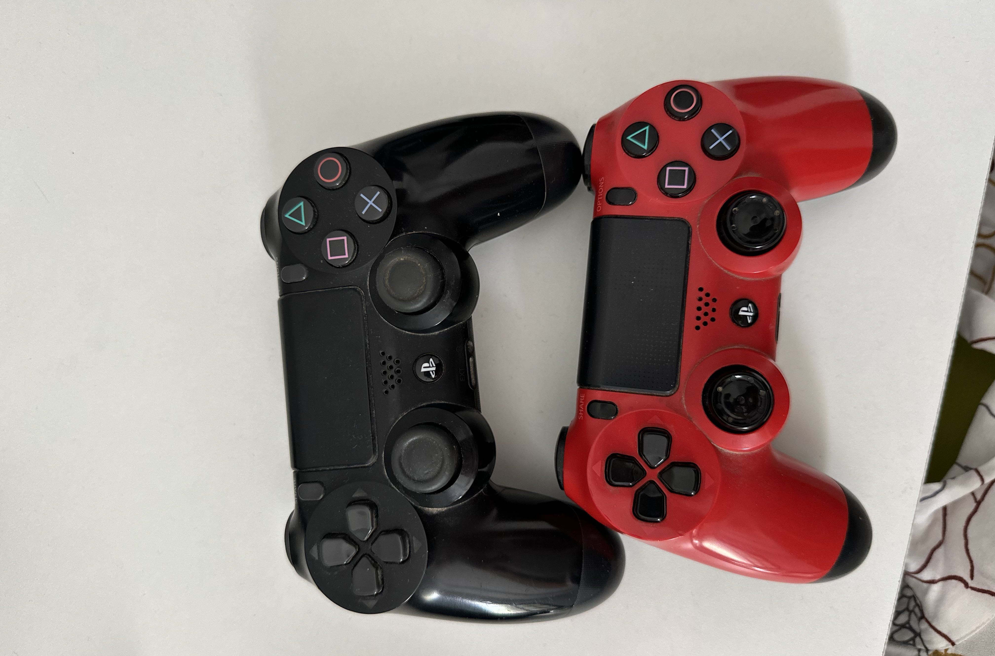 Deux manettes ps4 v2 d’origine