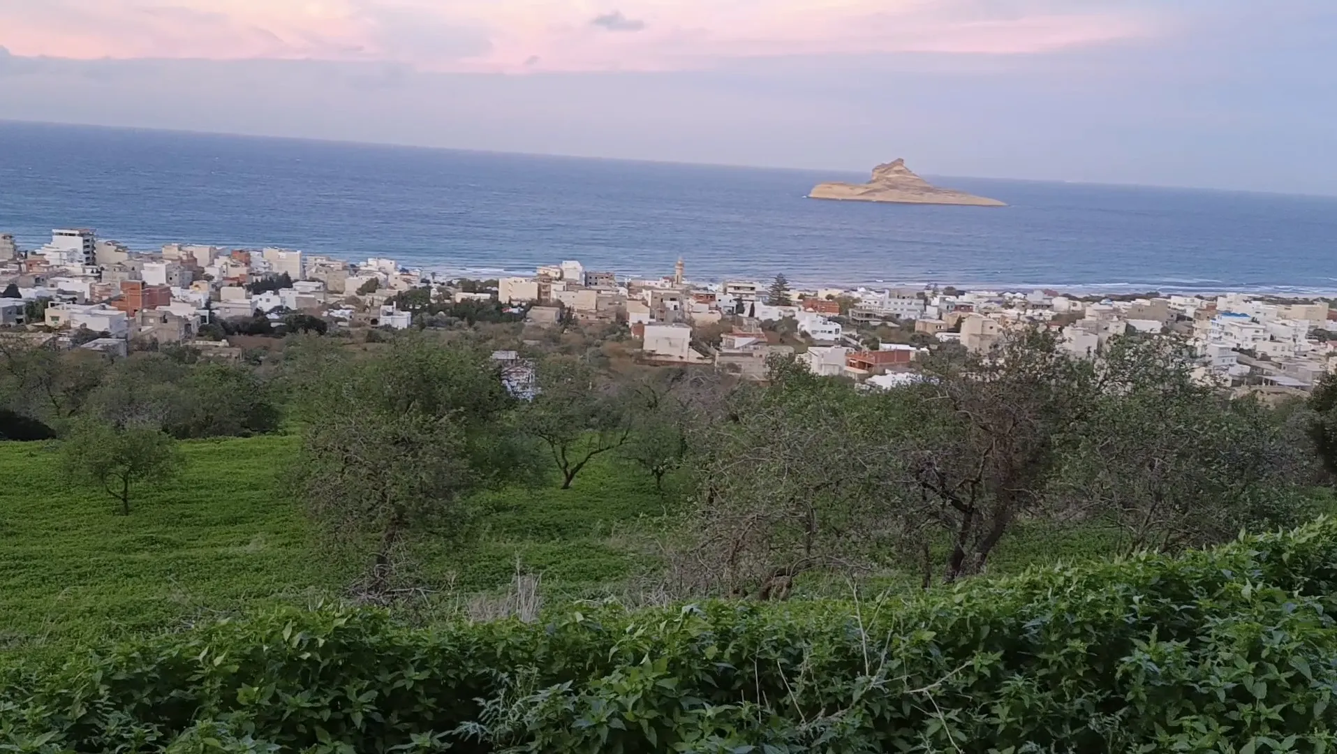 Je mets en vente un terrain d’une superficie de 950m², situé à Rafraf Plage.