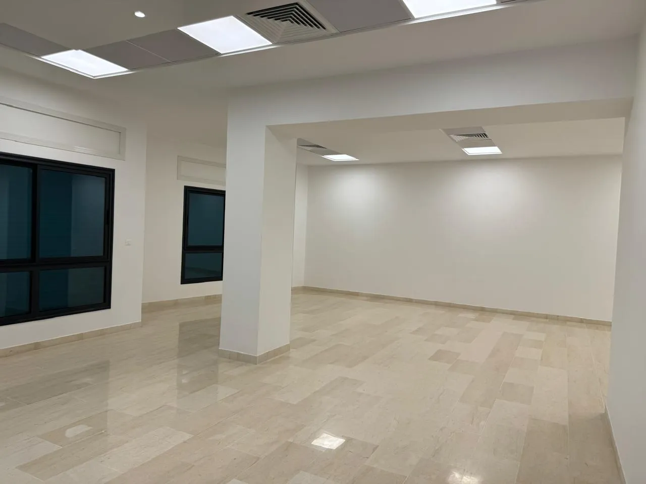 SUPER BUREAU EN OPEN SPACE 1222 M² à Montplaisir