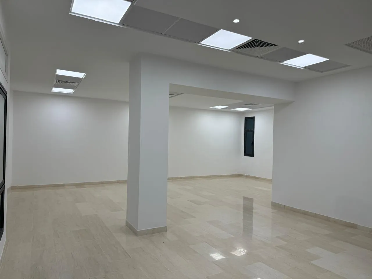 SUPER BUREAU EN OPEN SPACE 1222 M² à Montplaisir