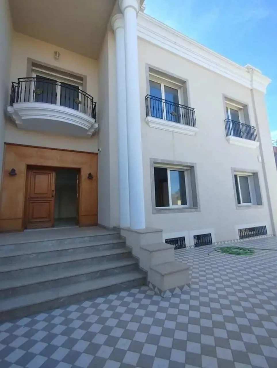 Vente d'une Villa Prestigieuse à la Baie des Anges, Proche de Port El Kantaou