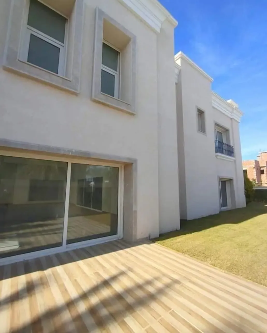 Vente d'une Villa Prestigieuse à la Baie des Anges, Proche de Port El Kantaou