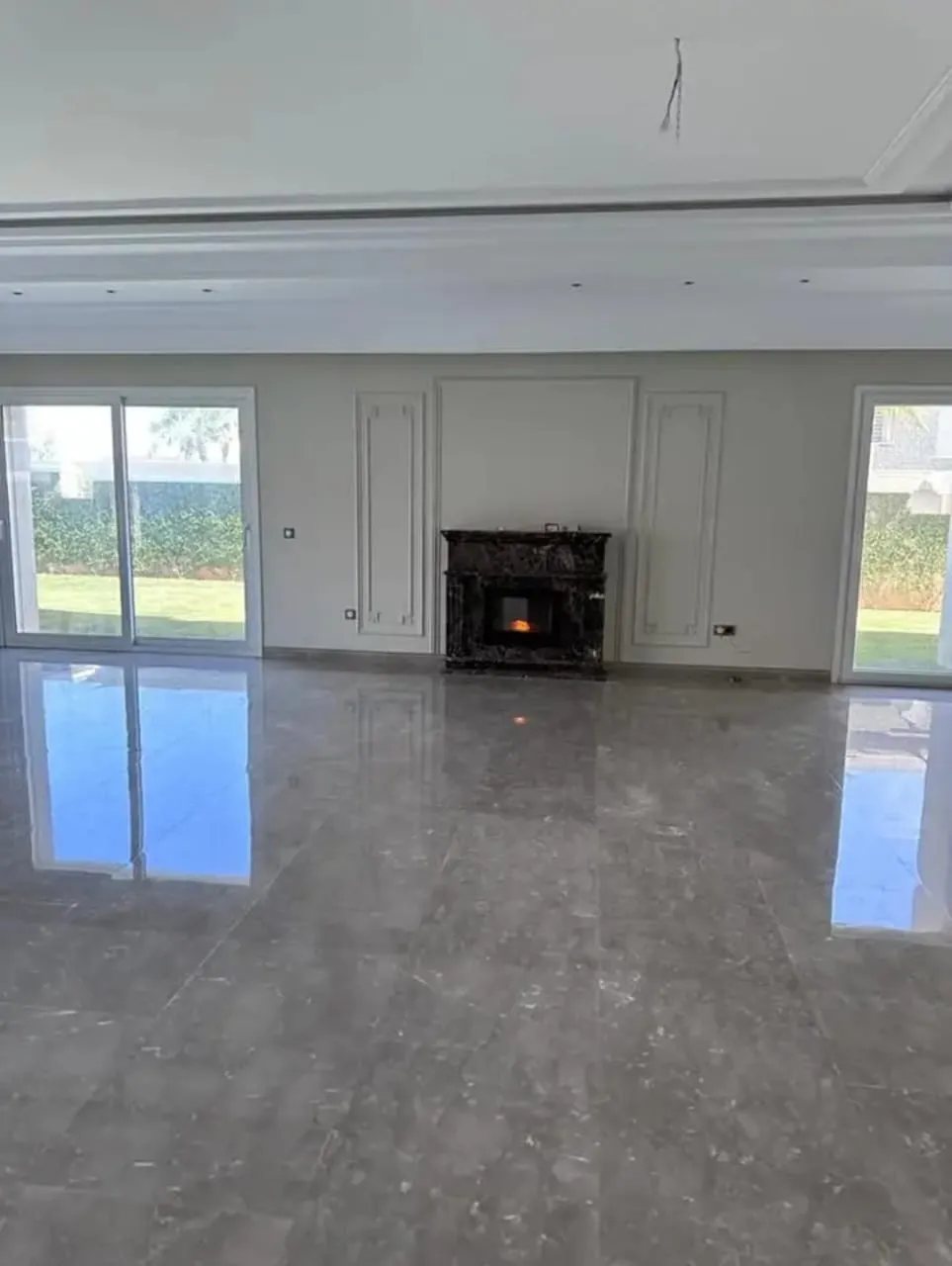 Vente d'une Villa Prestigieuse à la Baie des Anges, Proche de Port El Kantaou