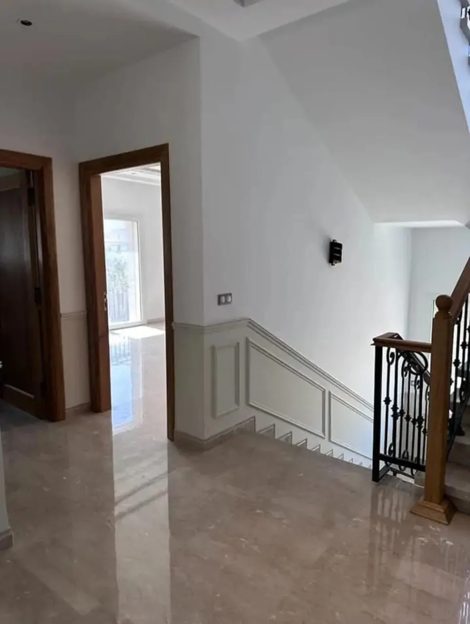 Vente d'une Villa Prestigieuse à la Baie des Anges, Proche de Port El Kantaou