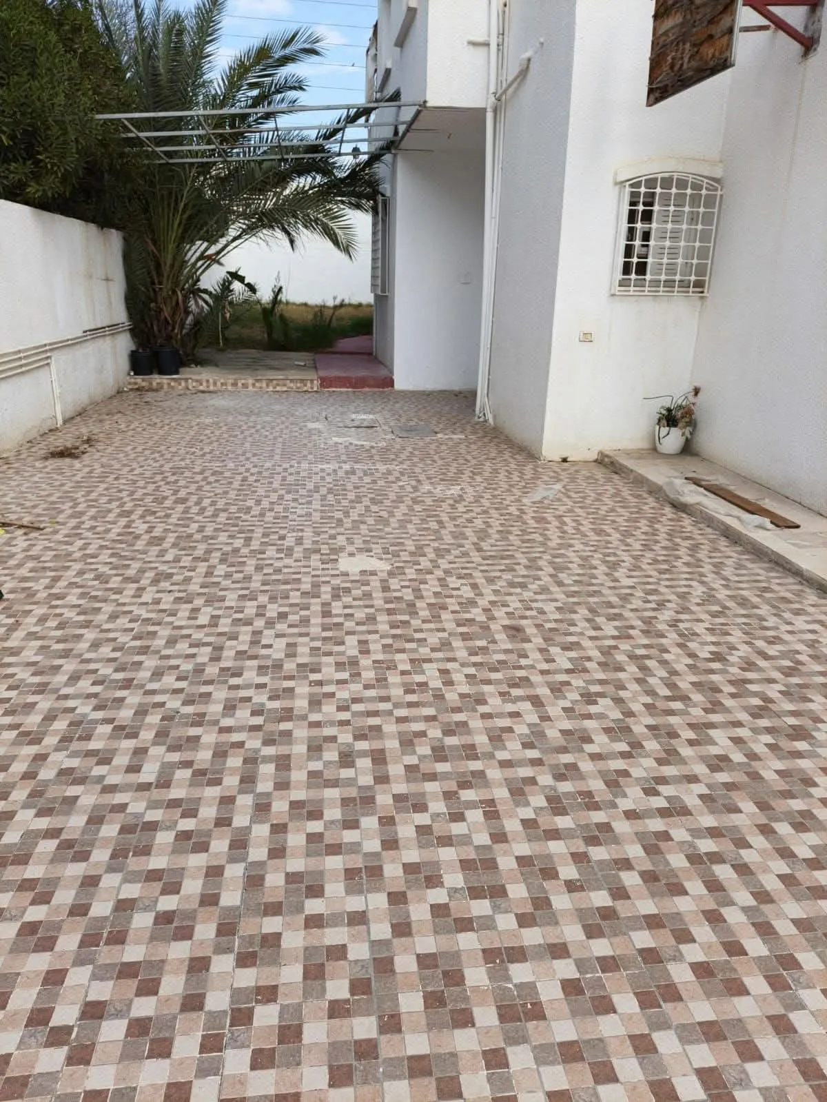 une villa spacieuse s+4 a louer situé a Manzah 9 Prés de Centre Makni