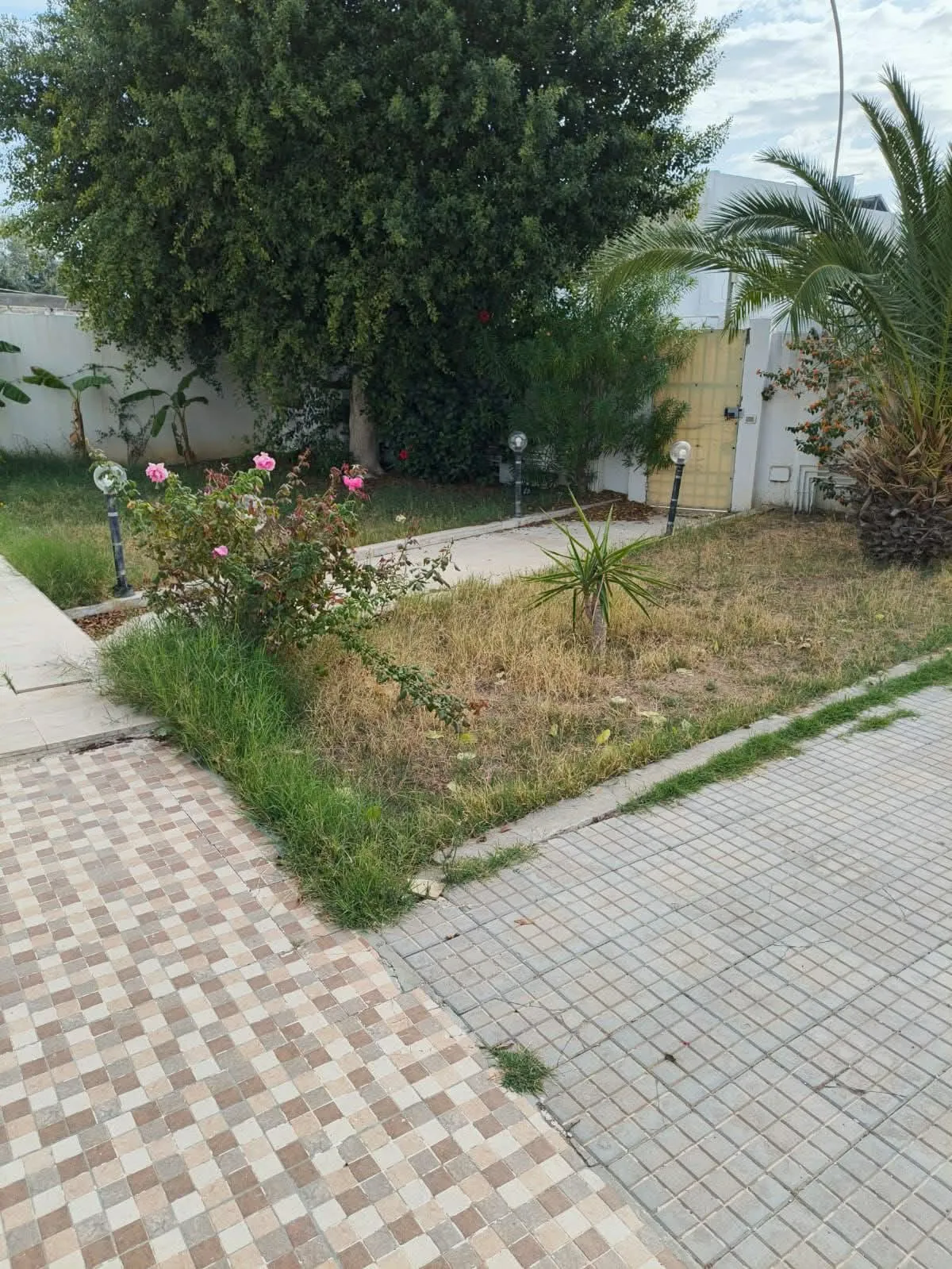 une villa spacieuse s+4 a louer situé a Manzah 9 Prés de Centre Makni