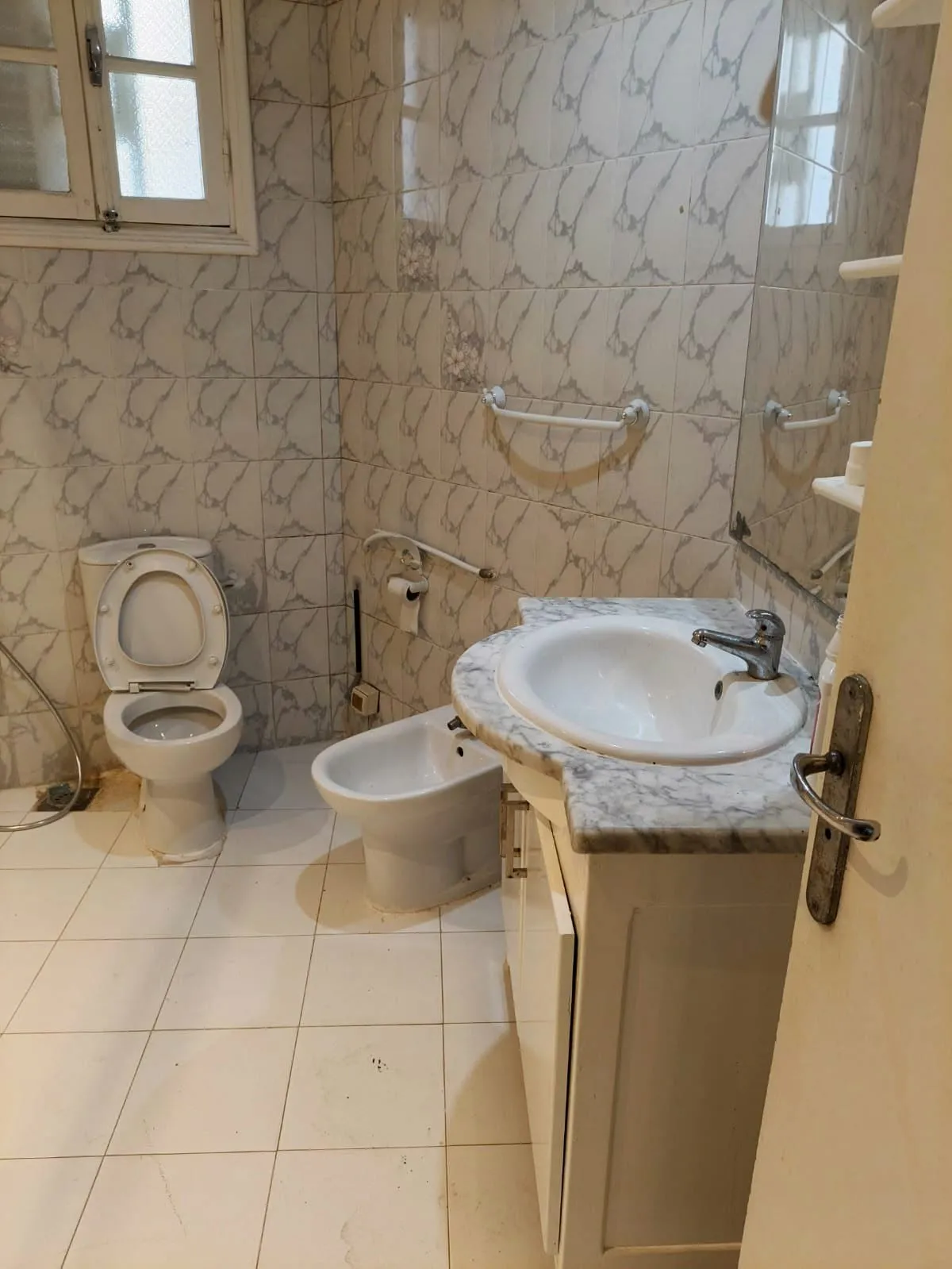 une villa spacieuse s+4 a louer situé a Manzah 9 Prés de Centre Makni