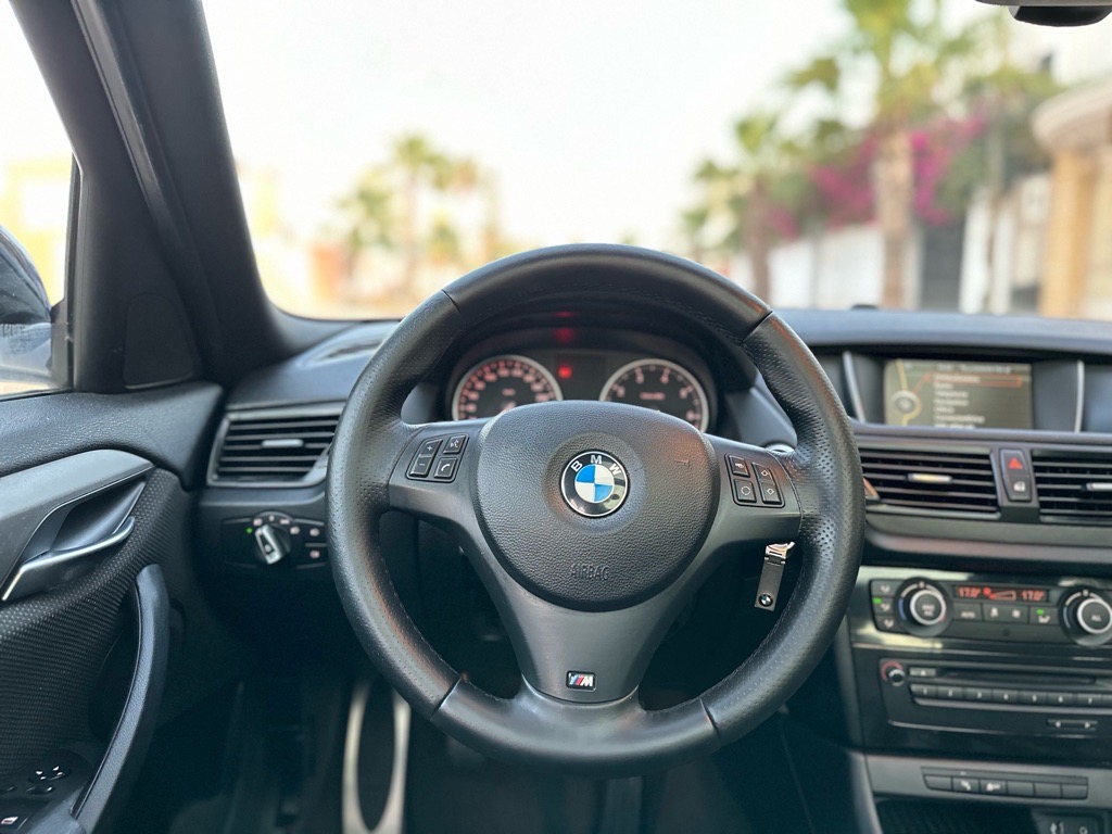 BMW x1 2l essence pack M full options état neuf 