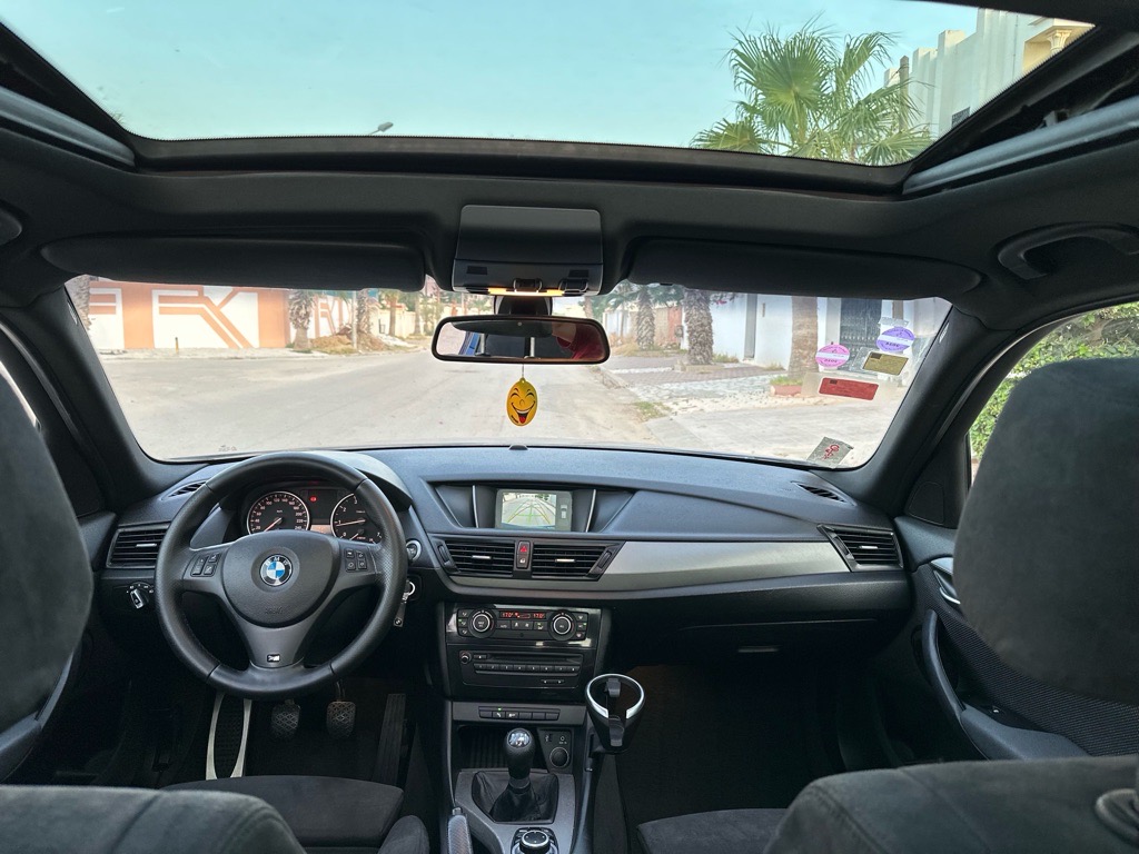 BMW x1 2l essence pack M full options état neuf 