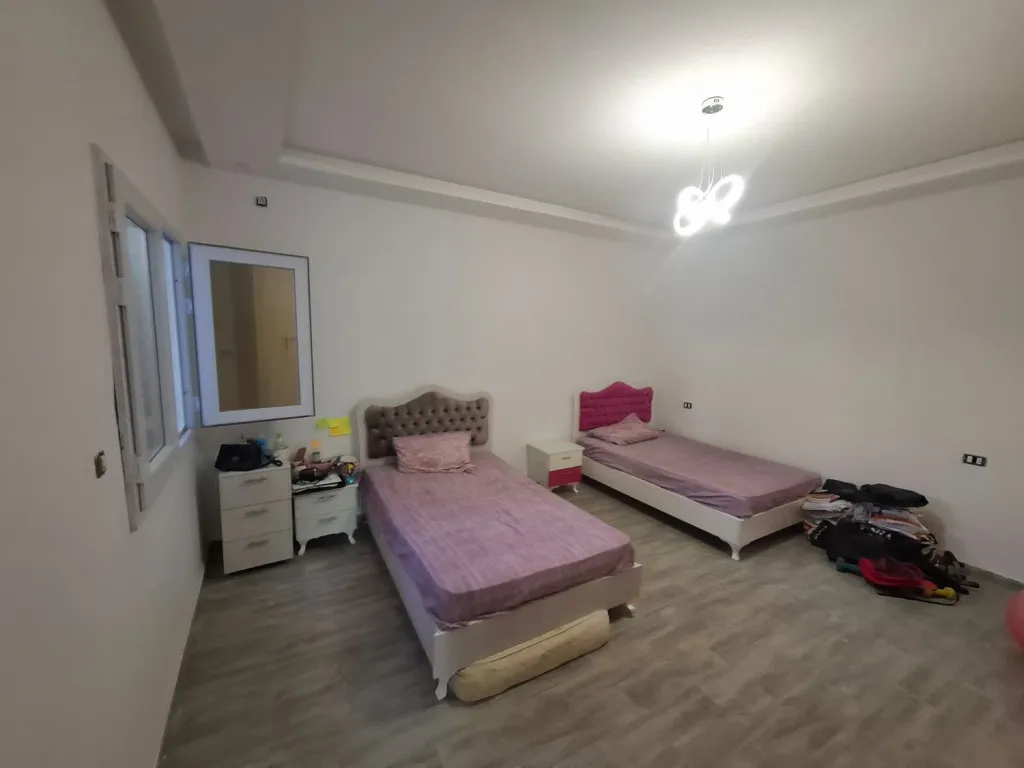 Maison d’angle neuve 2025 avec jardin, garage et étage inachevé – Proximité Tunis, 6 min d’Azur
