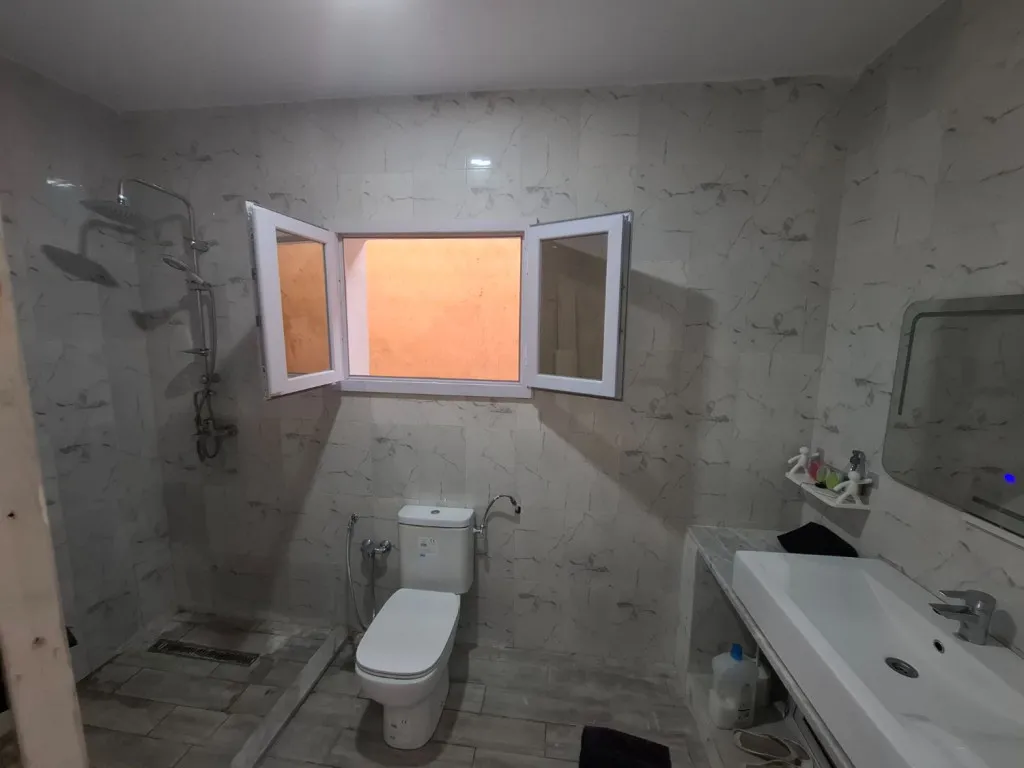 Maison d’angle neuve 2025 avec jardin, garage et étage inachevé – Proximité Tunis, 6 min d’Azur