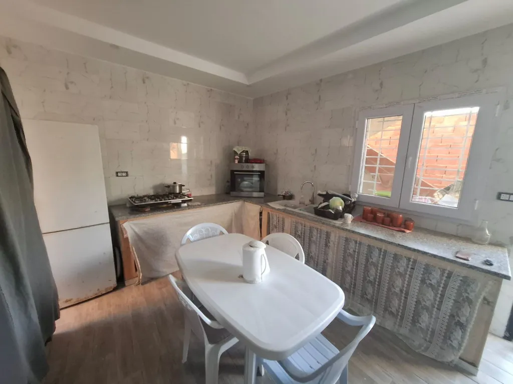 Maison d’angle neuve 2025 avec jardin, garage et étage inachevé – Proximité Tunis, 6 min d’Azur