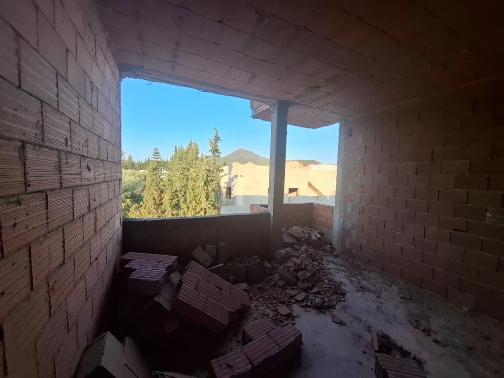Maison d’angle neuve 2025 avec jardin, garage et étage inachevé – Proximité Tunis, 6 min d’Azur