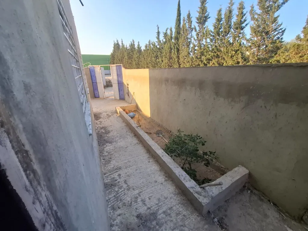 Maison d’angle neuve 2025 avec jardin, garage et étage inachevé – Proximité Tunis, 6 min d’Azur